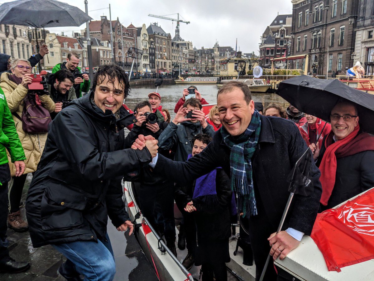 Verregend maar vrolijk bij de #klimaatmars in Amsterdam. Wat een opkomst!! Voor een eerlijk klimaatbeleid. Hier met collega <a href="/jesseklaver/">Jesse Klaver</a>