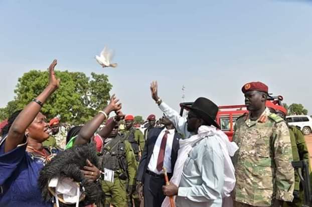 velentinom's tweet image. H. E. Salva Kiir Mayardit is a man of peace, look at the white Doves at his shoulder , time to forgive.