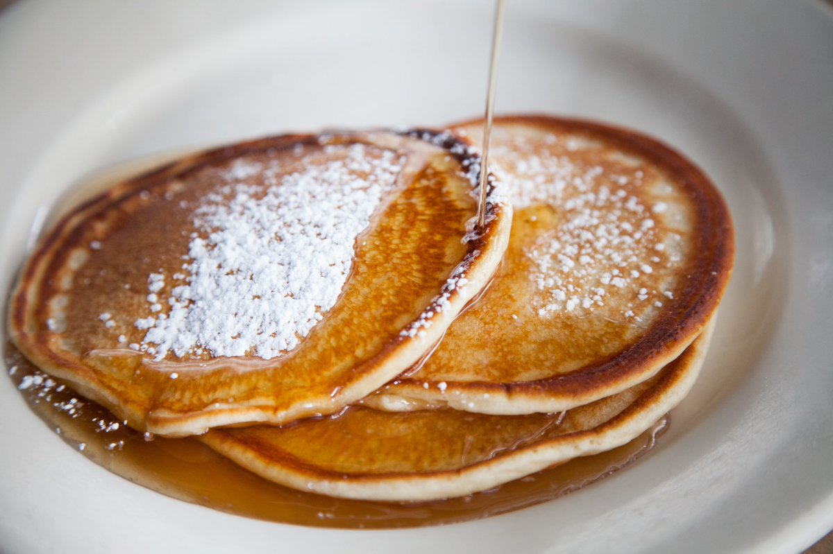 Thin, crispy edges, airy inside, melted butter, dash of powered sugar and a drizzle of maple syrup. Happy Sunday world! <a href="/eat_landmarc/">landmarc</a> #sunday #pancakes #brunch