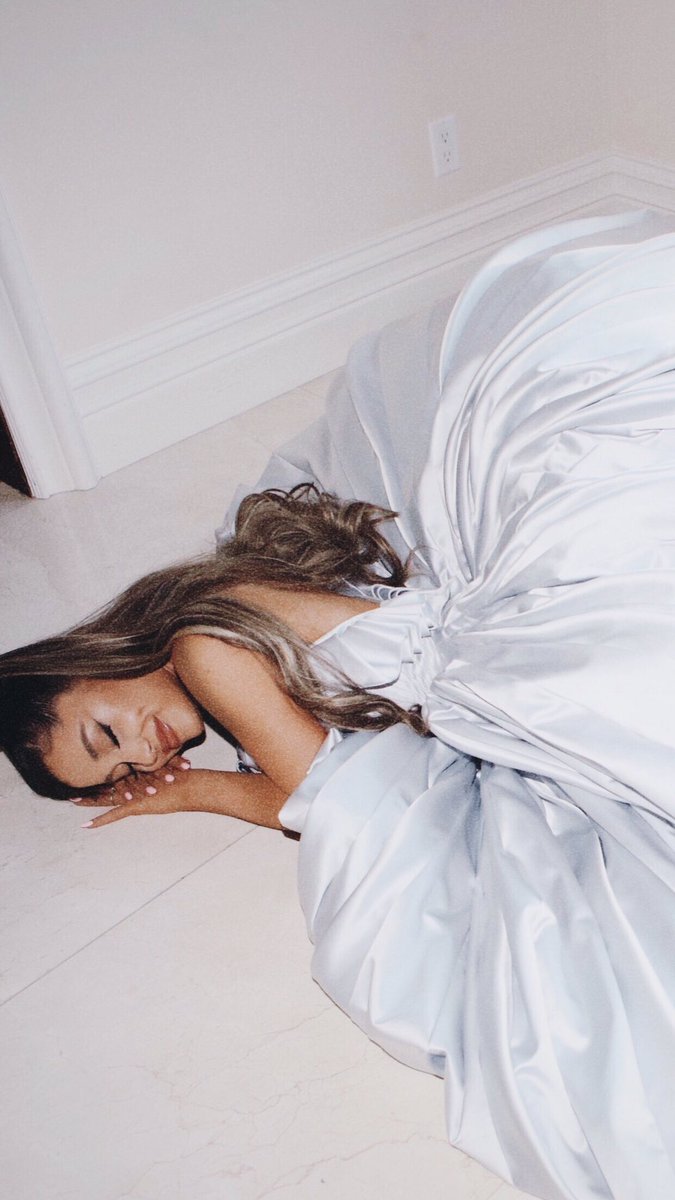 moonlightloz's tweet photo. @ArianaGrande  literally you put the sex in sexy... beautiful omg wiggggg https://t.co/gslSS3216G
