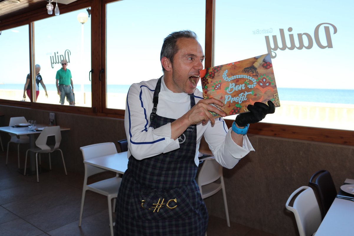 FallaElCastell's tweet image. A #CasaManolo ja tenen el nostre #Llibret19 #BonProfit. @manuelalonsof  moltíssimes gràcies per ser tan proper i tan amable i per ensenyar-nos tant sobre l’alta gastronomia al entrevistarte.

L’entrevista la podràs trobar al següent enllaç
👉🏼 issuu.com/fallaelcastell…