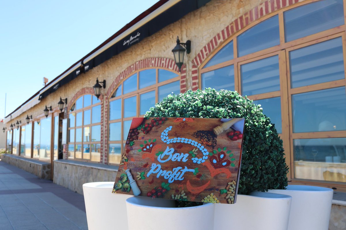 FallaElCastell's tweet image. A #CasaManolo ja tenen el nostre #Llibret19 #BonProfit. @manuelalonsof  moltíssimes gràcies per ser tan proper i tan amable i per ensenyar-nos tant sobre l’alta gastronomia al entrevistarte.

L’entrevista la podràs trobar al següent enllaç
👉🏼 issuu.com/fallaelcastell…