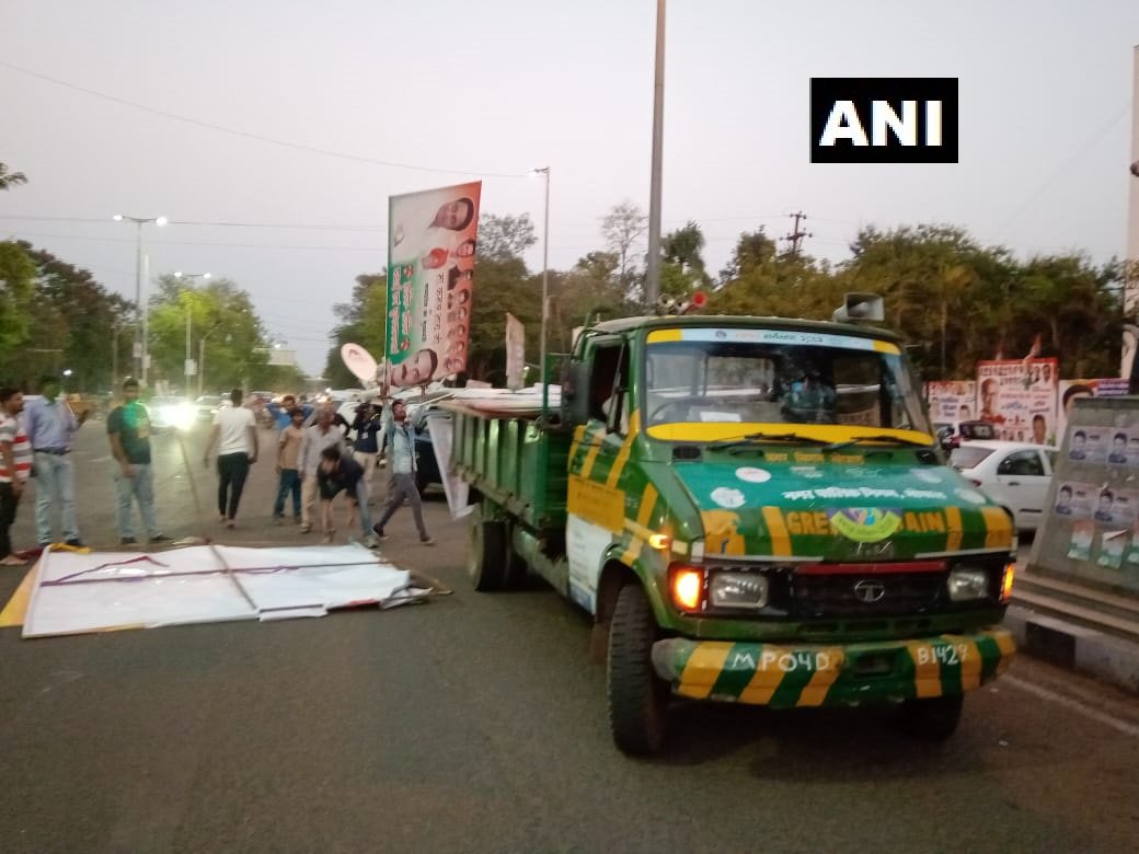 ANI's tweet photo. #MadhyaPradesh : Political posters being removed in Bhopal after the Model Code of Conduct (MCC) was imposed from today in the country ahead of #LokSabhaElections2019. https://t.co/Cn8X7rV8wk