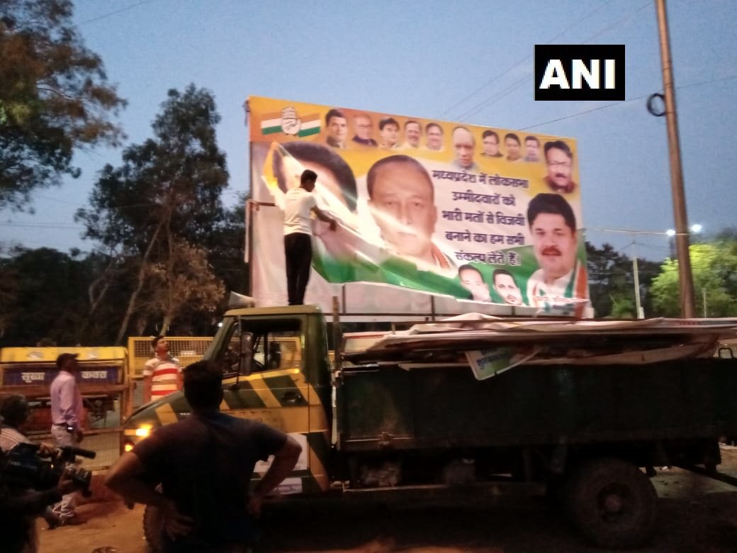 ANI's tweet photo. #MadhyaPradesh : Political posters being removed in Bhopal after the Model Code of Conduct (MCC) was imposed from today in the country ahead of #LokSabhaElections2019. https://t.co/Cn8X7rV8wk