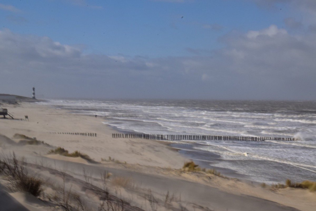 DZK_Breskens's tweet photo. Ik dacht even heerlijk foto’s te gaan nemen.
Waait mijn bril van mijn gezicht,...
Zo het water in, het is dus bij deze 4 gebleven
https://t.co/EzdxwVY5jV
#dezeekust #breskens #westerstorm https://t.co/w8ZYQ5stX3