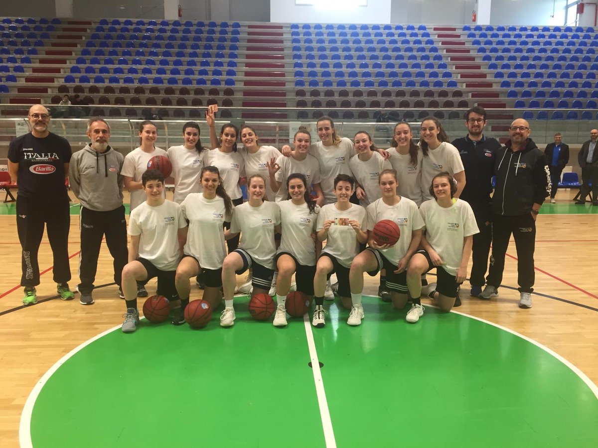 marcocrespi's tweet photo. “Perché ti piace tirare?”
“Perché mi sento bella”

Domenica mattina. Villafranca. #ragazzeintiro.

@italbasket https://t.co/PFMuZxdDek