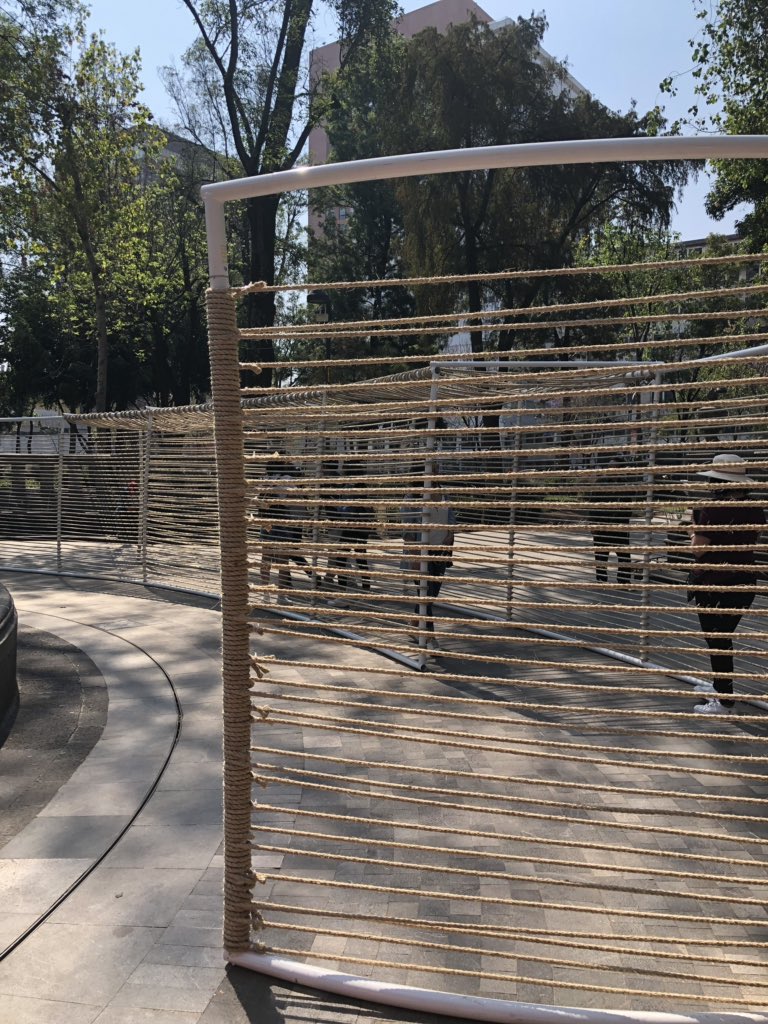 Un refugio para el desierto. Los estudiantes de arquitectura del <a href="/DESIERTOISAD/">D E S</a> con su pabellón para #MEXTROPOLI2019 una instalación que nos evoca las dunas del desierto a través sus curvas y su ligereza.
<a href="/GeraRguez10/">Gerardo Rodriguez</a>
<a href="/luishdezp/">Jerry</a>
<a href="/jabu82/">JABU</a>
