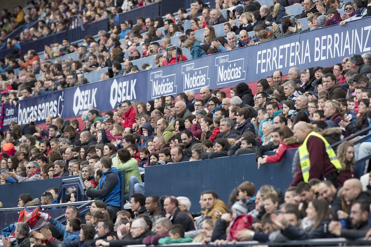 🙌 Así estaban esta mañana las gradas de El Sadar. Gracias a las cerca de 10.250 personas que habéis venido a apoyar a nuestro primer equipo femenino. 👏👏👏

#OsasunaFemEibar