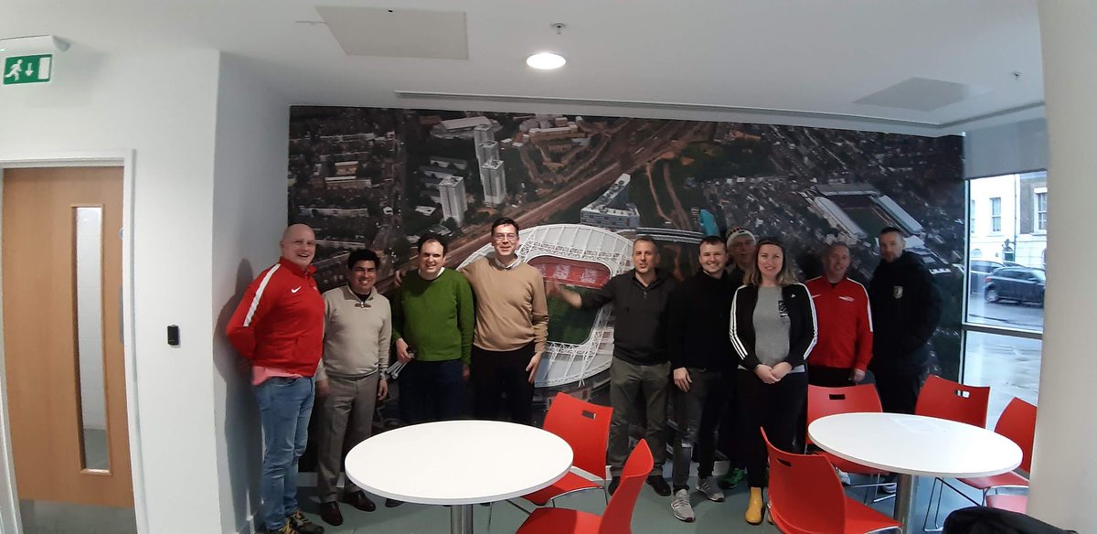 dragoneslvpies's tweet photo. ¿Qué vamos a hacer en #Embajadoras? Tenemos muchas ideas nuevas gracias a #SPESproject #ErasmusPlus En estas fotos, nuestro partner @sportandthought nos presentó el programa del @Arsenal "in the community": realmente el nombre tiene sentido, pues este equipo construye comunidad https://t.co/BHAU2ogRKk