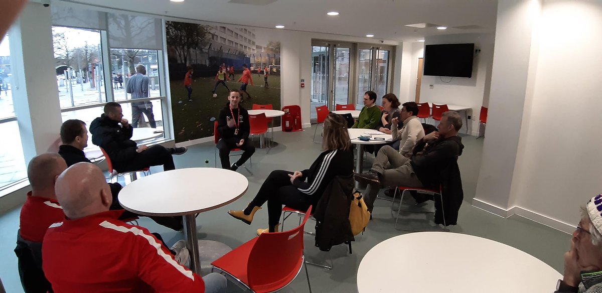 dragoneslvpies's tweet photo. ¿Qué vamos a hacer en #Embajadoras? Tenemos muchas ideas nuevas gracias a #SPESproject #ErasmusPlus En estas fotos, nuestro partner @sportandthought nos presentó el programa del @Arsenal "in the community": realmente el nombre tiene sentido, pues este equipo construye comunidad https://t.co/BHAU2ogRKk