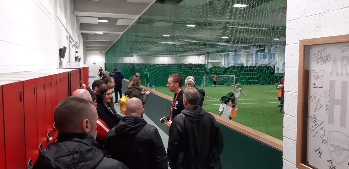 dragoneslvpies's tweet photo. ¿Qué vamos a hacer en #Embajadoras? Tenemos muchas ideas nuevas gracias a #SPESproject #ErasmusPlus En estas fotos, nuestro partner @sportandthought nos presentó el programa del @Arsenal "in the community": realmente el nombre tiene sentido, pues este equipo construye comunidad https://t.co/BHAU2ogRKk