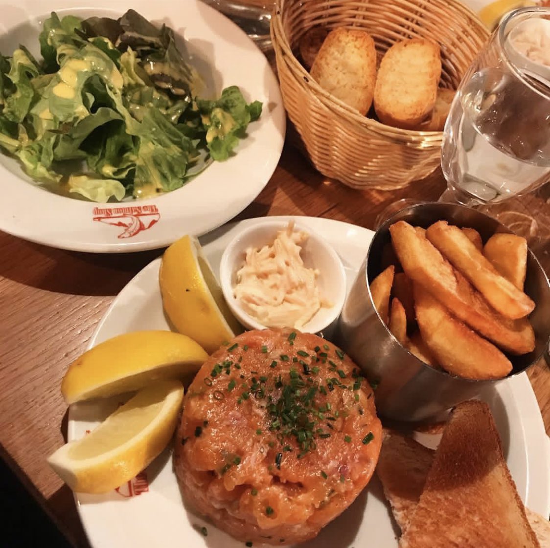 The Salmon Shop, 54 rue Mercière, 69002. 15/20 euros. Amateurs de saumon ce restaurant est fait pour vous 