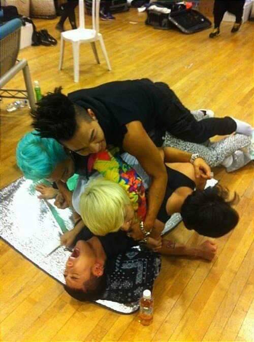 xxxibdeji's tweet photo. We're waiting 💛
Support and believe you 💛
You've us like we've you 💛💛
Stay happy together 💛🖤
#VIPwantOT5
#SeungriYouHaveUs
#BIGBANGis5
#BIGBANG
#GDRAGON
#TAEYANG
#TOP
#DAESUNG
#Seungri
#TheGreatSeungri https://t.co/QtII3SMET0