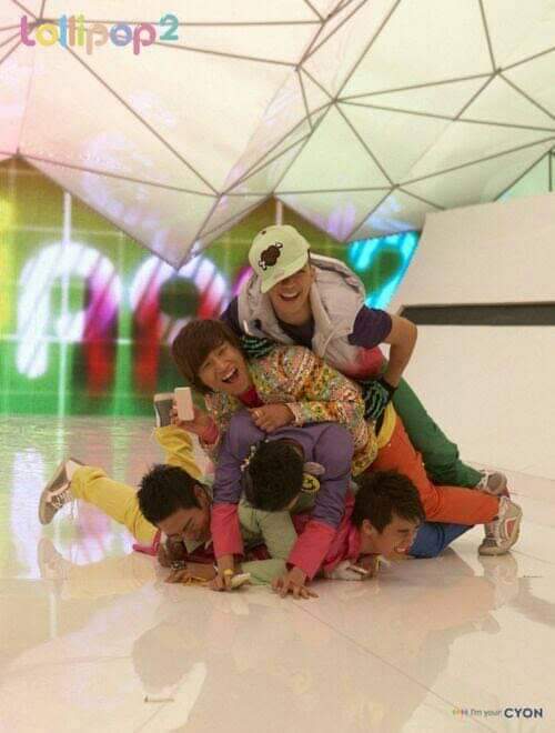 xxxibdeji's tweet photo. We're waiting 💛
Support and believe you 💛
You've us like we've you 💛💛
Stay happy together 💛🖤
#VIPwantOT5
#SeungriYouHaveUs
#BIGBANGis5
#BIGBANG
#GDRAGON
#TAEYANG
#TOP
#DAESUNG
#Seungri
#TheGreatSeungri https://t.co/QtII3SMET0