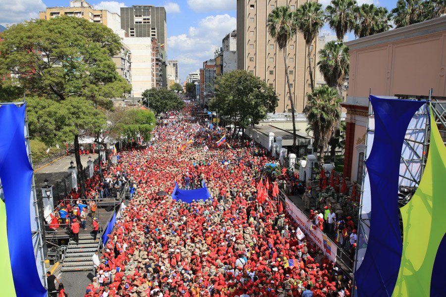 PartidoPSUV's tweet photo. #FOTOS Y ayer nuestro pueblo se movilizó a Miraflores en rechazo al sabotaje eléctrico y en apoyo a nuestro hermano presidente @NicolasMaduro 

#SomosAntiimperialistas https://t.co/GHkpw5epiP