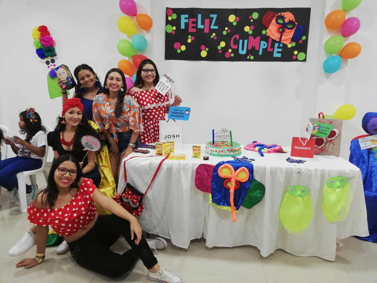 AnaferIG's tweet photo. En mi familia el carnaval no acaba #CarnavalParteII  🎉💃🏽 https://t.co/ewTmLYfzi5