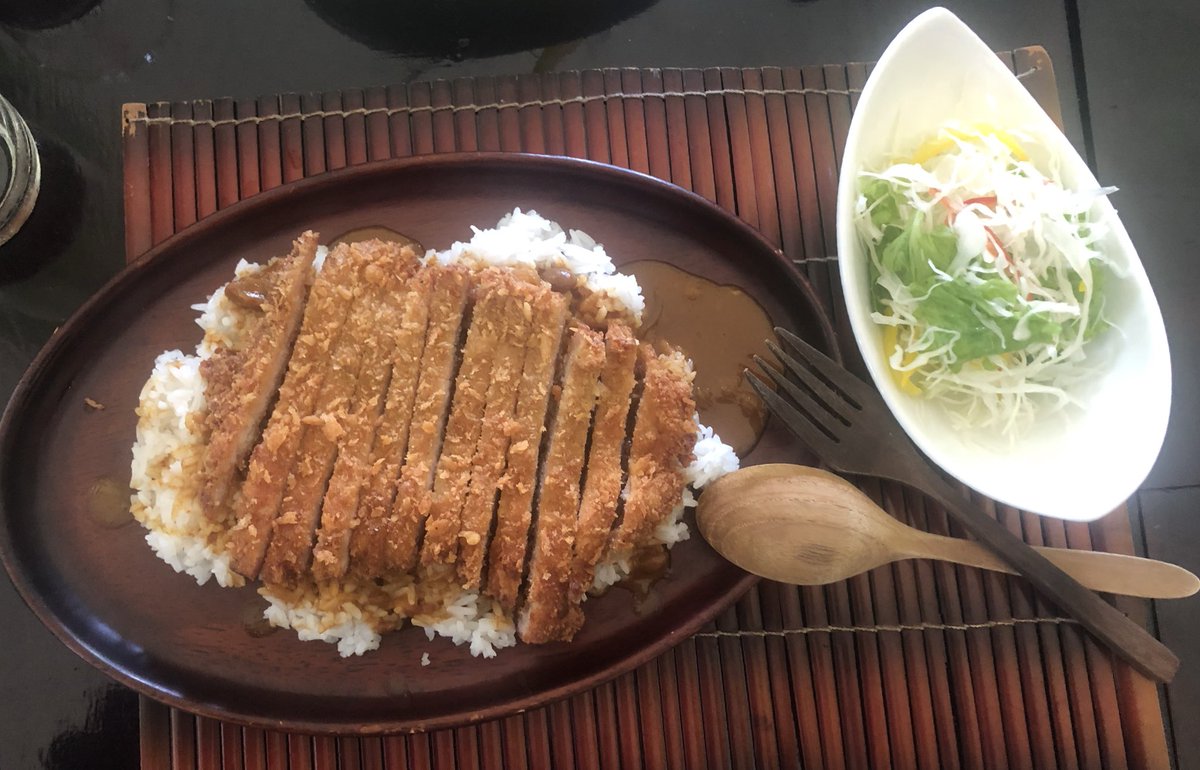 ngokazenokai's tweet photo. これは風の会がカンボジアでよく行く
#HOCcafe のご飯です☺️

なんと！ここは日本人の方がオーナーのお店なんです🇯🇵オーナーの岩田さんのオススメのカレーを頂きました🕺
1枚目 カツカレー
2枚目 唐揚げカレー
3枚目 バナナシェイク

カンボジアで日本を感じられるお店があるなんて！美味しかった☺️ https://t.co/vQrtutQRnx