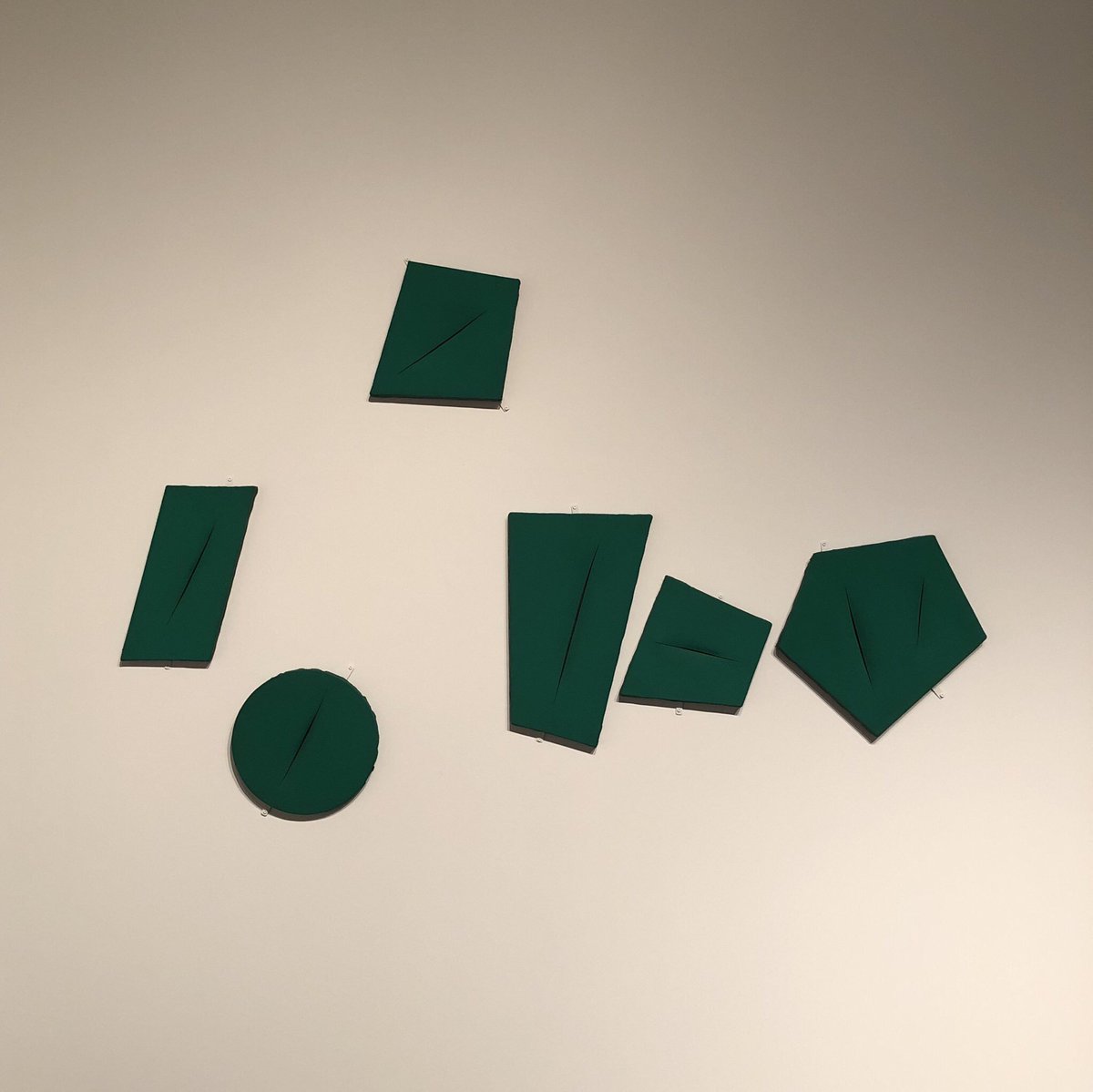 はむぞう ルーチョ フォンタナの回顧展 Lucio Fontana On The Threshold で印象深かった作品 Spatial Concept The Quanta はむぞう ルーチョ フォンタナの回顧展 Lucio Fontana On The Threshold で印象深かった作品 Spatial Concept The Quanta