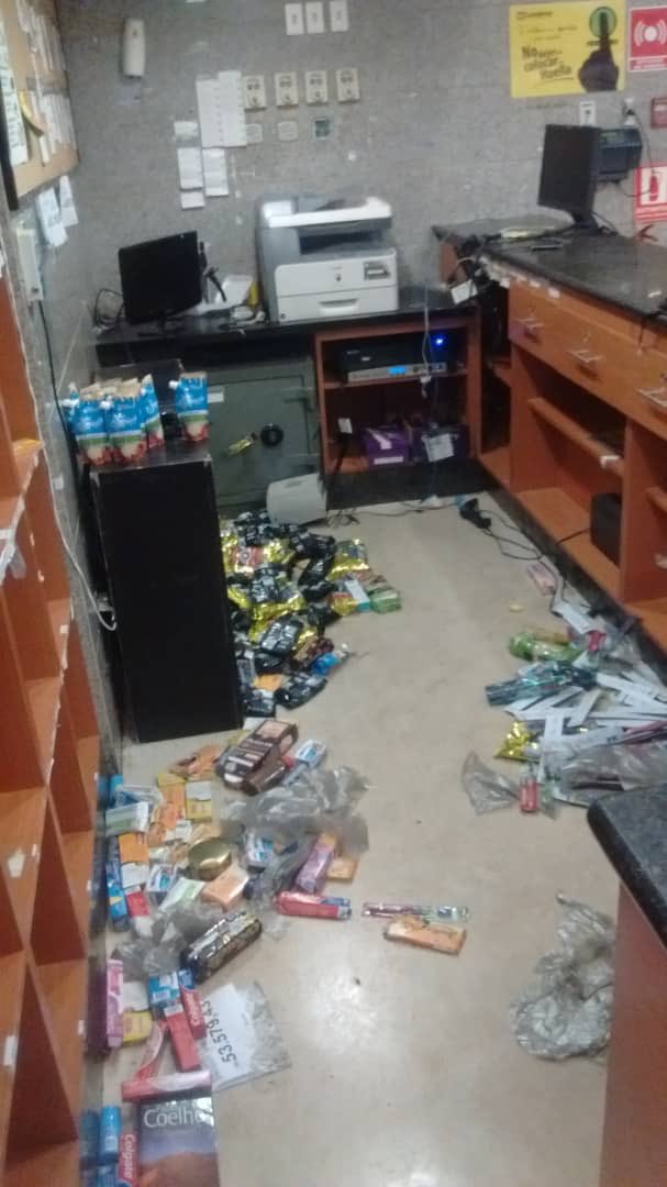 CarenCarvalho05's tweet photo. Noche del 9 de Marzo, saquearon el Automercado Luvebras de la Florida. Daños en el local y gran parte de mercancía robada. Difundir imágenes #VenezuelaBlackout https://t.co/CQjEfBOyqY