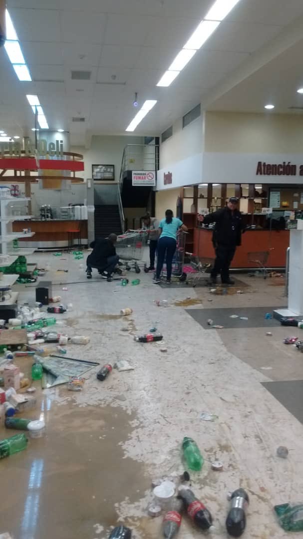 CarenCarvalho05's tweet photo. Noche del 9 de Marzo, saquearon el Automercado Luvebras de la Florida. Daños en el local y gran parte de mercancía robada. Difundir imágenes #VenezuelaBlackout https://t.co/CQjEfBOyqY