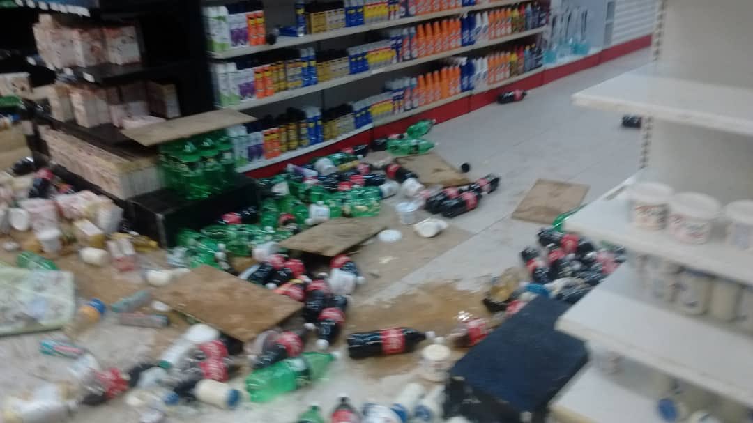 CarenCarvalho05's tweet photo. Noche del 9 de Marzo, saquearon el Automercado Luvebras de la Florida. Daños en el local y gran parte de mercancía robada. Difundir imágenes #VenezuelaBlackout https://t.co/CQjEfBOyqY