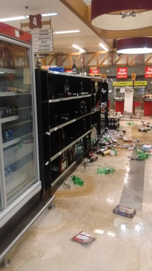 CarenCarvalho05's tweet photo. Noche del 9 de Marzo, saquearon el Automercado Luvebras de la Florida. Daños en el local y gran parte de mercancía robada. Difundir imágenes #VenezuelaBlackout https://t.co/CQjEfBOyqY
