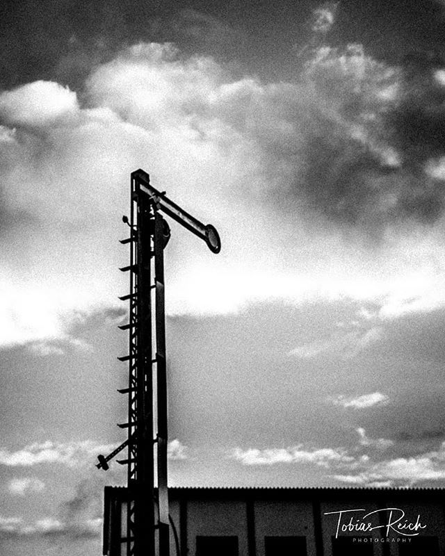 tr_photography's tweet photo. Bahnhofssignal
________________________________________
#blackandwhite #bw #bwphotography
#sky #trp_totm #passion_for_bnw
#shared_bnw_moments #cfv #mfnerds
#microfournerds #lumixg70 #lumix
________________________________________
@chipfotovideo @mirr… https://t.co/jVkZI2m5zL https://t.co/auPcnVy27l