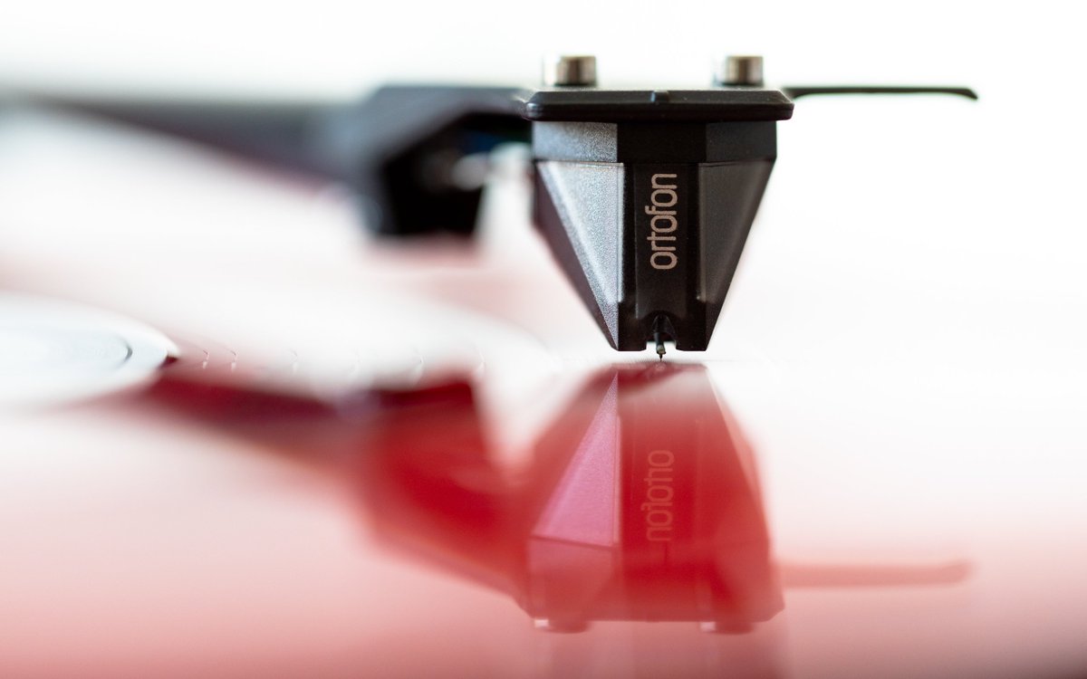 VinylRates's tweet photo. 2M Silver, Thorens 295 Mk II tone-arm. @Ortofon how would you like product photography that has a different style? 
I take cartridges as payment. 😉 https://t.co/CtIAI5k4zb