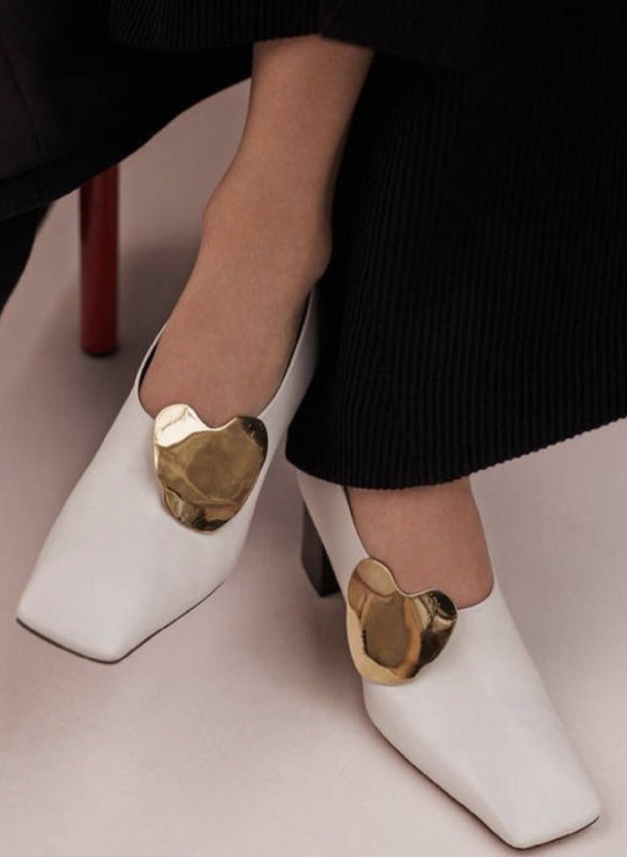 DeniseDSmith2's tweet photo. Who missed their flight early on Daylight Savings.... 9 people on my flight.  Happy Sunday 💛 #DaylightSavingsTime #flight https://t.co/kve5MOam8d