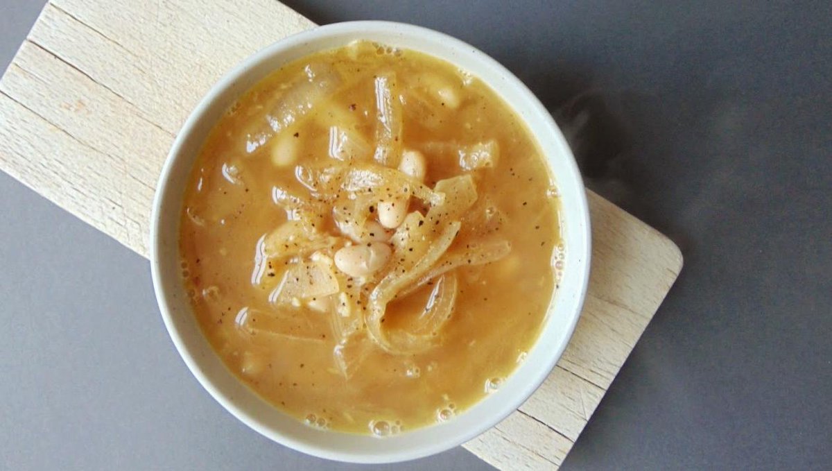 ¿Tienes caldo de #verduras hecho y no sabes qué hacer con él? Pues esta #sopa de cebolla y alubias blancas es una opción deliciosa y fácil. RECETA: tastydetails.com/sopa-de-ceboll…
