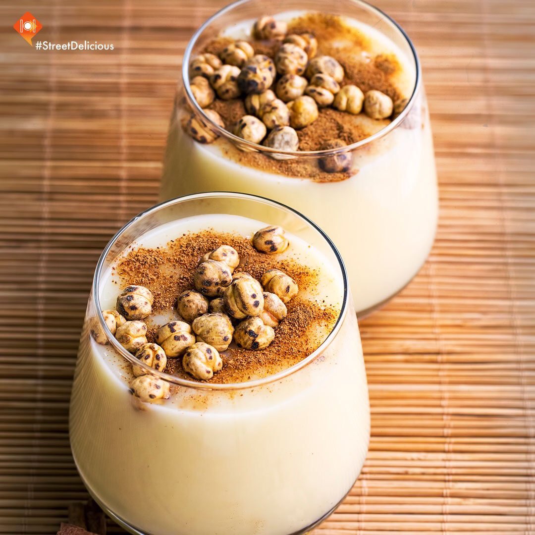 TC_AsuncionBE's tweet photo. BOOOOOO-ZAAAAAA
La bebida de trigo fermentado, boza, con canela y garbanzos asados es una especialidad de invierno, y todavía se vende en la calle. ¡Escuche al vendedor que grita BOOOOOO-ZAAAAAA! ☺️
#Turquía #Boza #WinterNights #StreetDelicious #comidadecalle https://t.co/7C2s8XPEu3