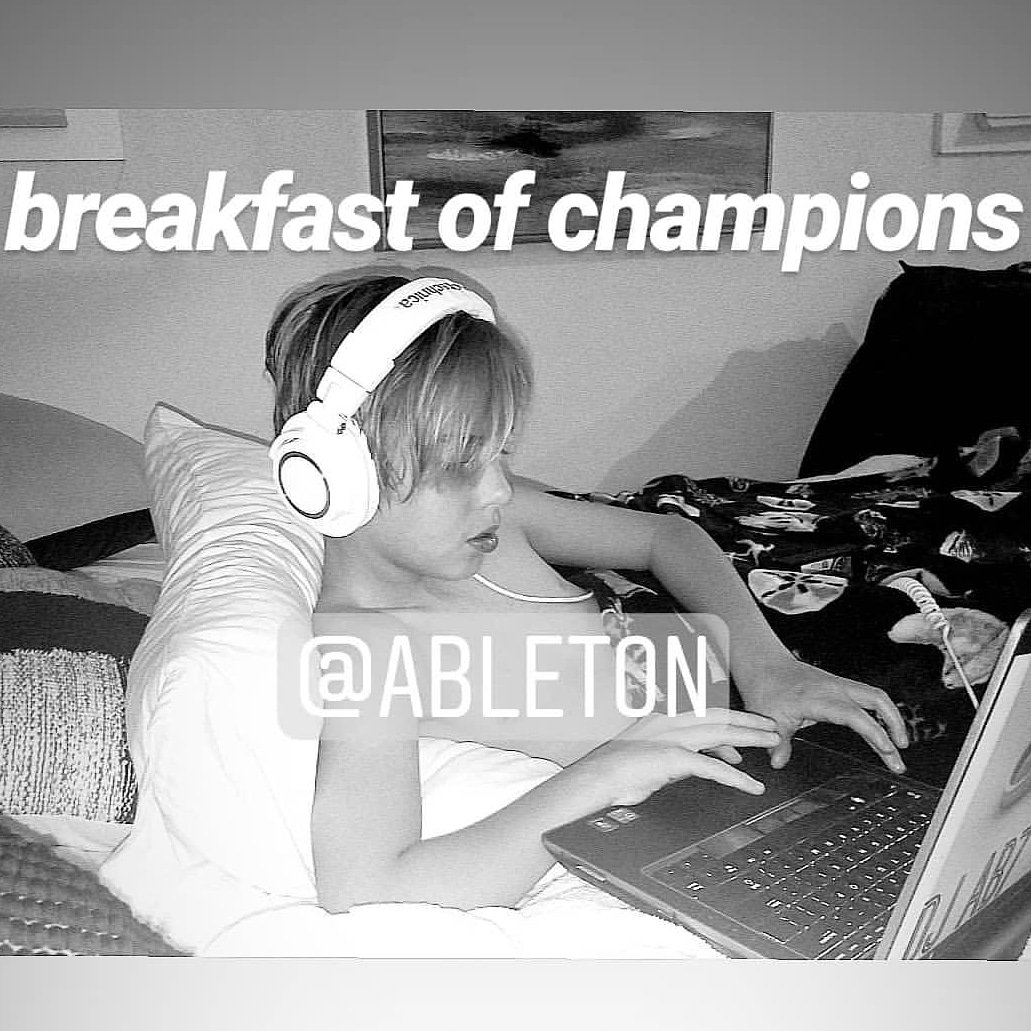 DJAustinB7's tweet photo. breakfast of champs 👨‍💻
what do you like to do when you wake up in the morning? #dj #production #ableton #ab7 #music #musicforbreakfast  #producerinthemaking https://t.co/rzaZXzLWc5