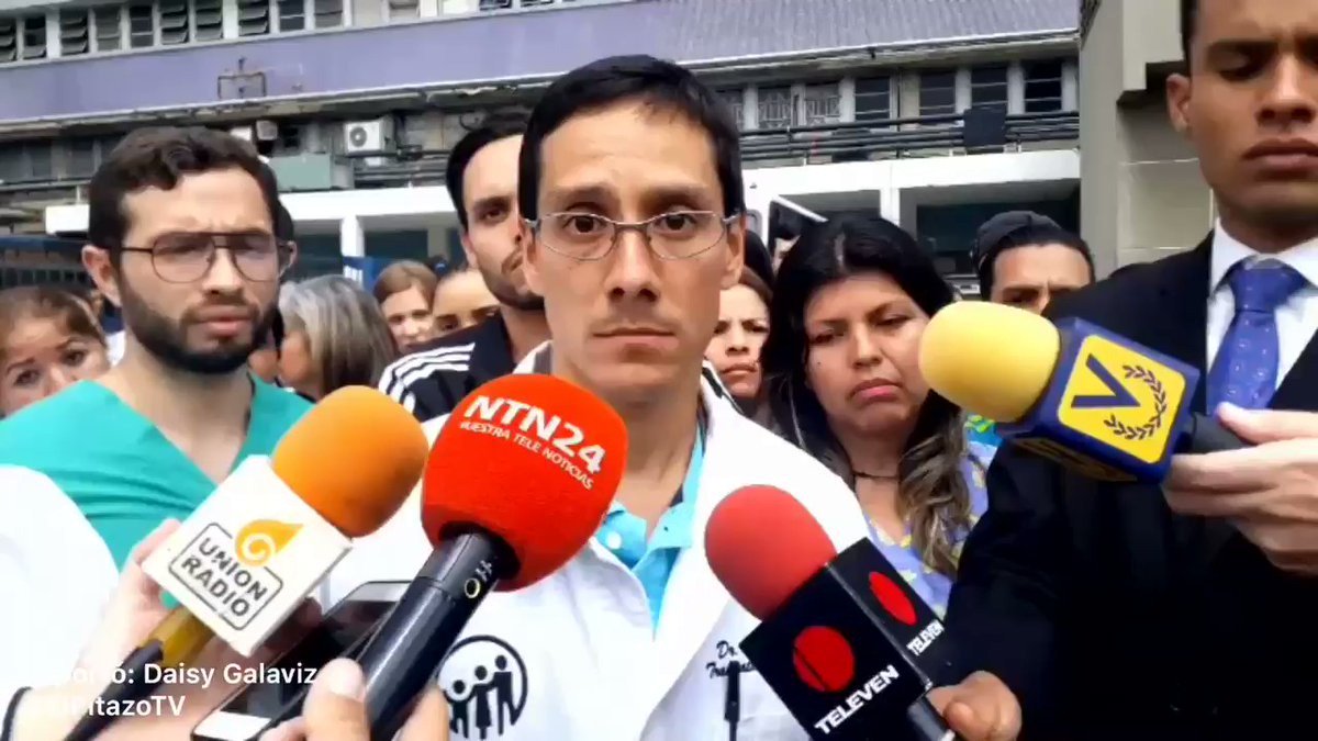 EfectoCocuyo's tweet photo. #SepaQue El médico del hospital Dr. Miguel Pérez Carreño, Neomar Balza, fue despedido por participar en una protesta a mediados de febrero para denunciar la crisis que atraviesa el centro de salud https://t.co/Mcv4sW1U0f https://t.co/CujNV6bfoB