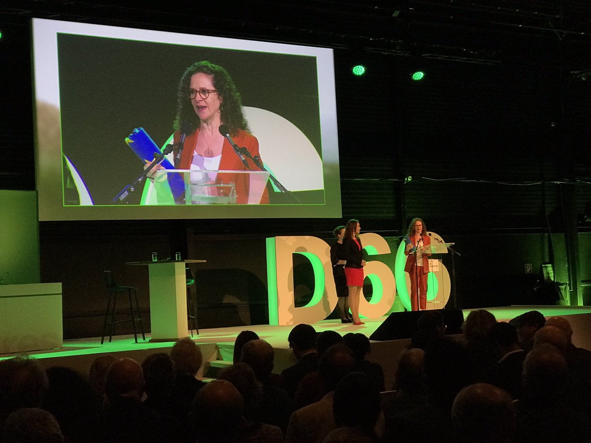 Applaus! @SophieintVeld neemt #de definitieve versie van ons Europees Verkiezingsprogramma in ontvangst van het #D66congres 🇪🇺

📸 <a href="/connyvs/">Conny van Stralen</a>