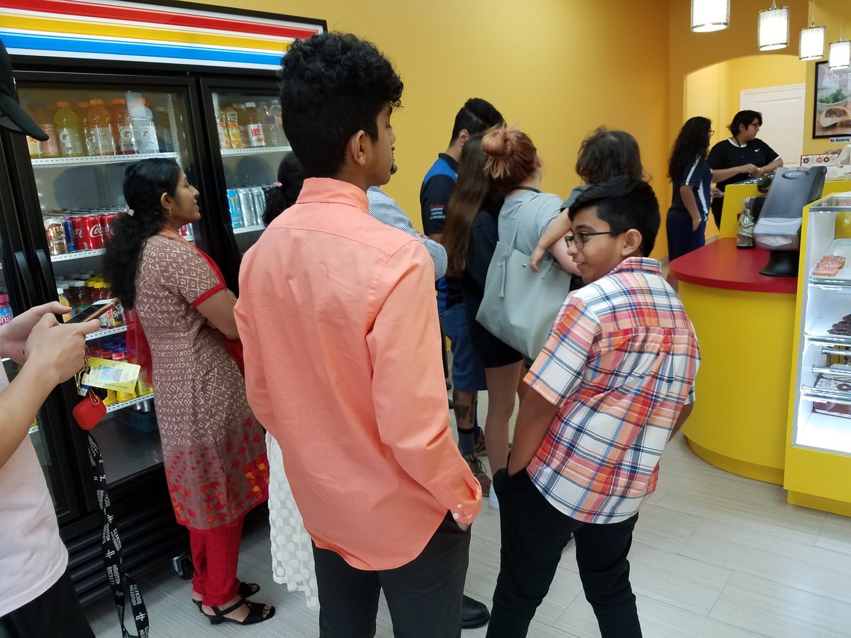 KPRC2Gil's tweet image. The power of the tweet works. Billy's Donuts has long lines this morning.