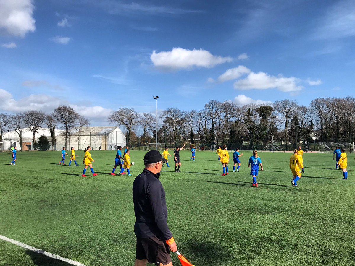 RonanLoas's tweet photo. Grand ciel bleu, pour nos BleuEs à nous qui reçoivent Perros Guirec cet après midi . Allez les filles du FC Plœmeur ! ⚽️ #TeamFCP https://t.co/jtiVvqOT3i