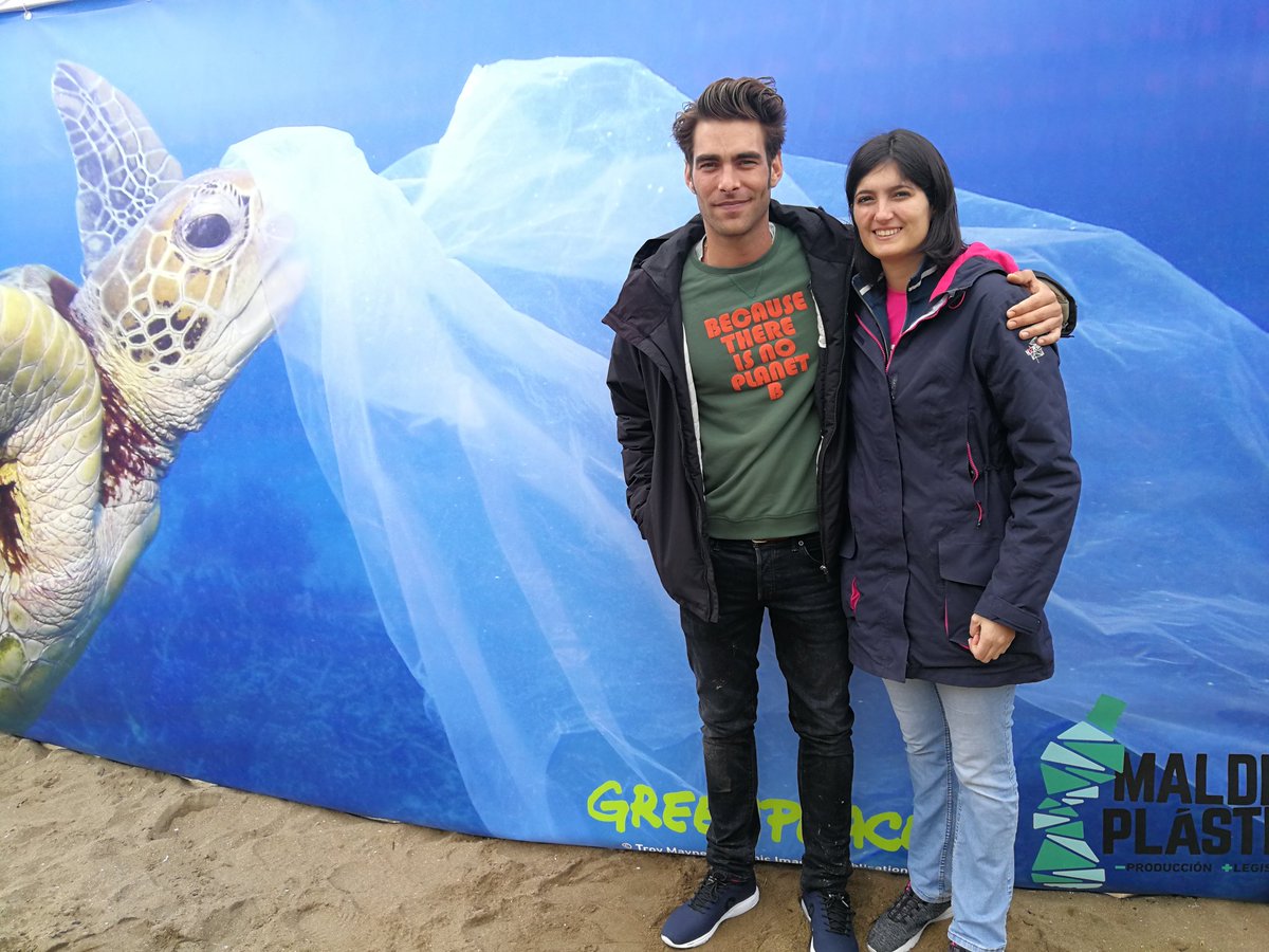 Feli6Veguin's tweet photo. Gracias @jonkortajarena por venir junto a @greenpeace_esp a concienciar sobre todo a los más peques sobre el consumo del plástico y su efecto en el ecosistema.Estaba muy nerviosa, incluso he borrado el vídeo sin querer que habíamos hecho para mi amigo de Peñíscola sin mandarselo https://t.co/uIcPHnKQyM