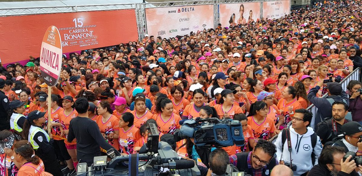 Claudiashein's tweet image. Gracias a @BonafontMexico y a @ONUMujeresMX por la Carrera por la Igualdad de Oportunidades para las mujeres. Más de 37 mil mujeres orgullosas de llegar a la meta de 5K. El Centro Histórico se vistió de fiesta. #TiempoDeMujeres #LaCiudadEsMujer #CarreraBonafont2019