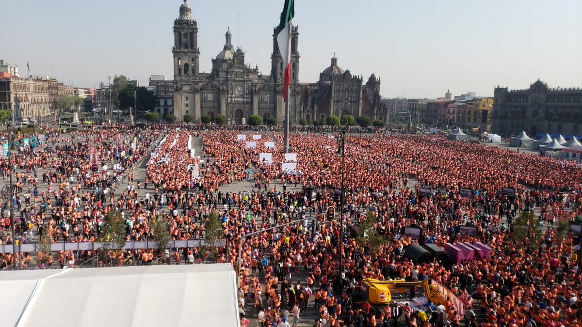 Claudiashein's tweet image. Gracias a @BonafontMexico y a @ONUMujeresMX por la Carrera por la Igualdad de Oportunidades para las mujeres. Más de 37 mil mujeres orgullosas de llegar a la meta de 5K. El Centro Histórico se vistió de fiesta. #TiempoDeMujeres #LaCiudadEsMujer #CarreraBonafont2019