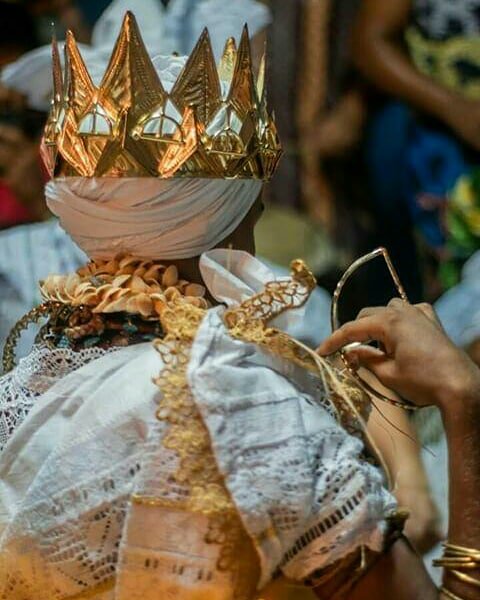 NossosOrixas's tweet image. Logun transita por todos os lugares, Orum e Ayê, terra e ar, fogo e água. Logun Edé é orixá novo que velho respeita porque até eles sabem dos poderes que ele carrega. É ágil, é vigoroso e é sábio. Logun não é príncipe, ele é rei de todos os corações de seu filhos!

Oluawô🏹💛💙