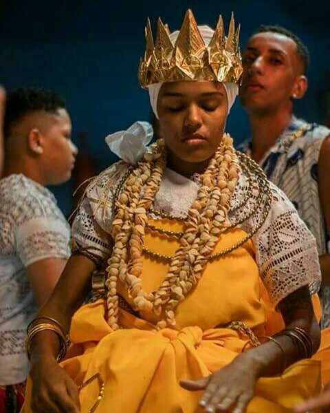 NossosOrixas's tweet image. Logun transita por todos os lugares, Orum e Ayê, terra e ar, fogo e água. Logun Edé é orixá novo que velho respeita porque até eles sabem dos poderes que ele carrega. É ágil, é vigoroso e é sábio. Logun não é príncipe, ele é rei de todos os corações de seu filhos!

Oluawô🏹💛💙