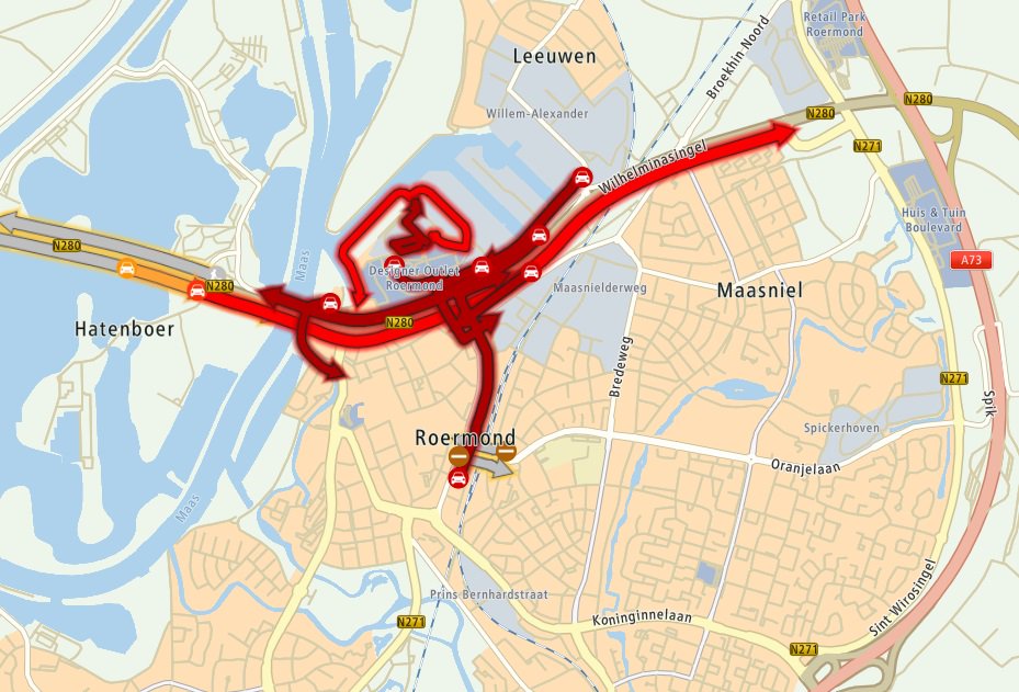 Chaos op de parkeerplaatsen van het Designer Outlet in Roermond. Vanwege de storm is het winkelwalhalla ontruimd bit.ly/2J6DkxU
