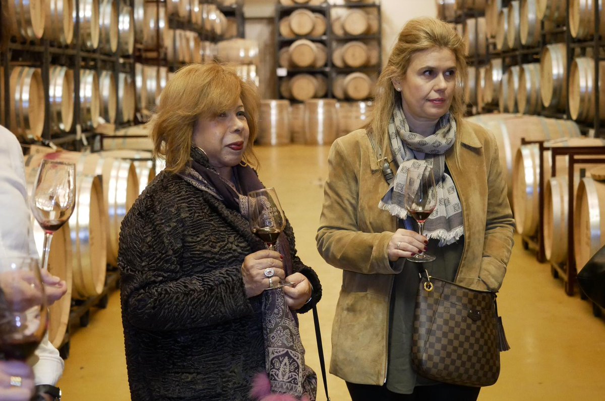 #SoniaPrincedeGalimberti es la presidenta de la Asociación de Mujeres Amantes de la Cultura del Vino – AMAVI, a su lado, <a href="/GemmaVela/">Gemma Vela Humanes</a>, sumiller del @HotelRitzMadrid, y colaboradora de distintos medios de comunicación se suman a nuestro Comité de Cata de la Calificación de la Añada!
