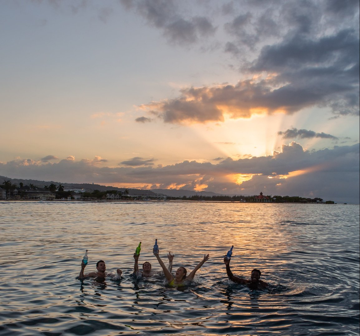 BlueChairBayRum's tweet image. 🙌 Hands up for an amazing weekend and week ahead 🙌

#HappySundayFromBlueChairBay #ConquerTheWeek