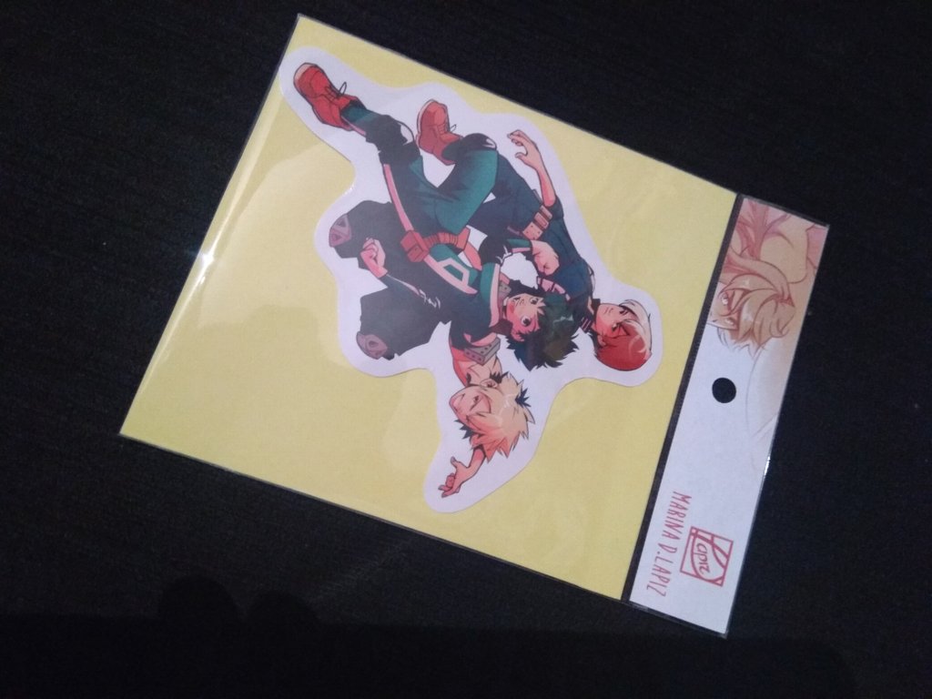 Esta pegatina hermosísima es de <a href="/MarinaDLapiz/">MD.Lapiz</a> 😭💛💛💛 mejor compañera de stand imposible!! Una artistaza y me ha encantado poder conocerla es un solicito
<33