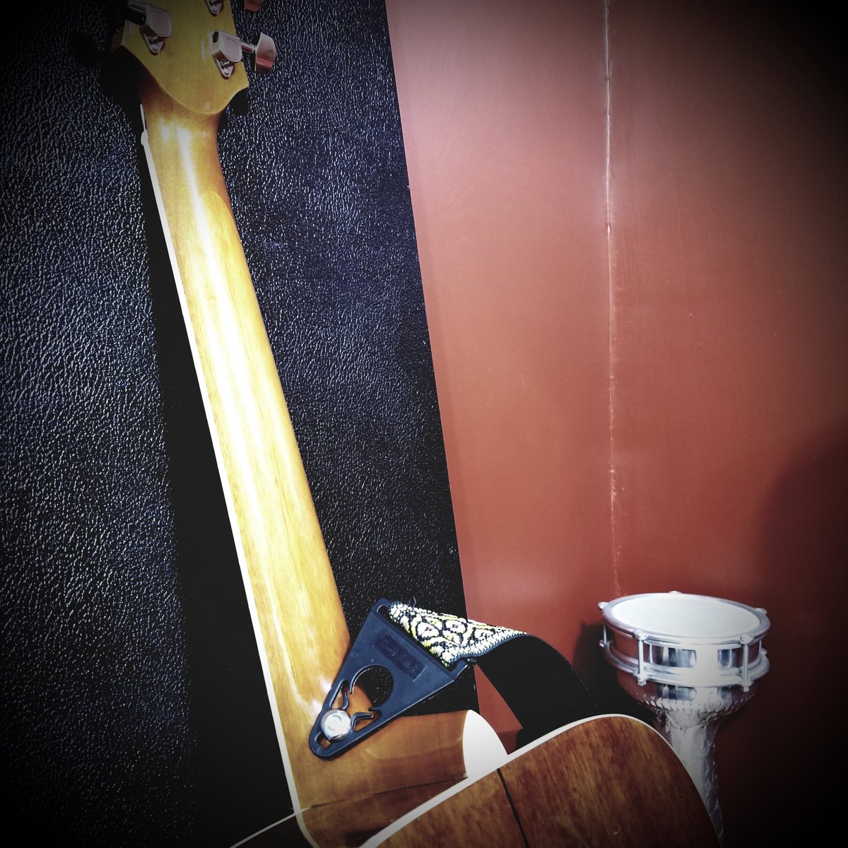 andystrohkirch's tweet image. ... Now it's fixed, plays wonderful, and is part of my #livestreamsetup ... I think i am having second thoughts... lol! #strapbutton #guitars #fixedguitar #guitartuneups