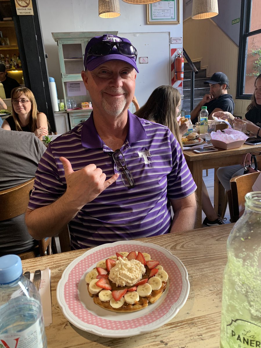 tiffanyngreen11's tweet photo. He’s a happy man! @jssimpson9 #sweetsforever #chocolatemaniac @Texan_AT https://t.co/PSl3B7c8dK