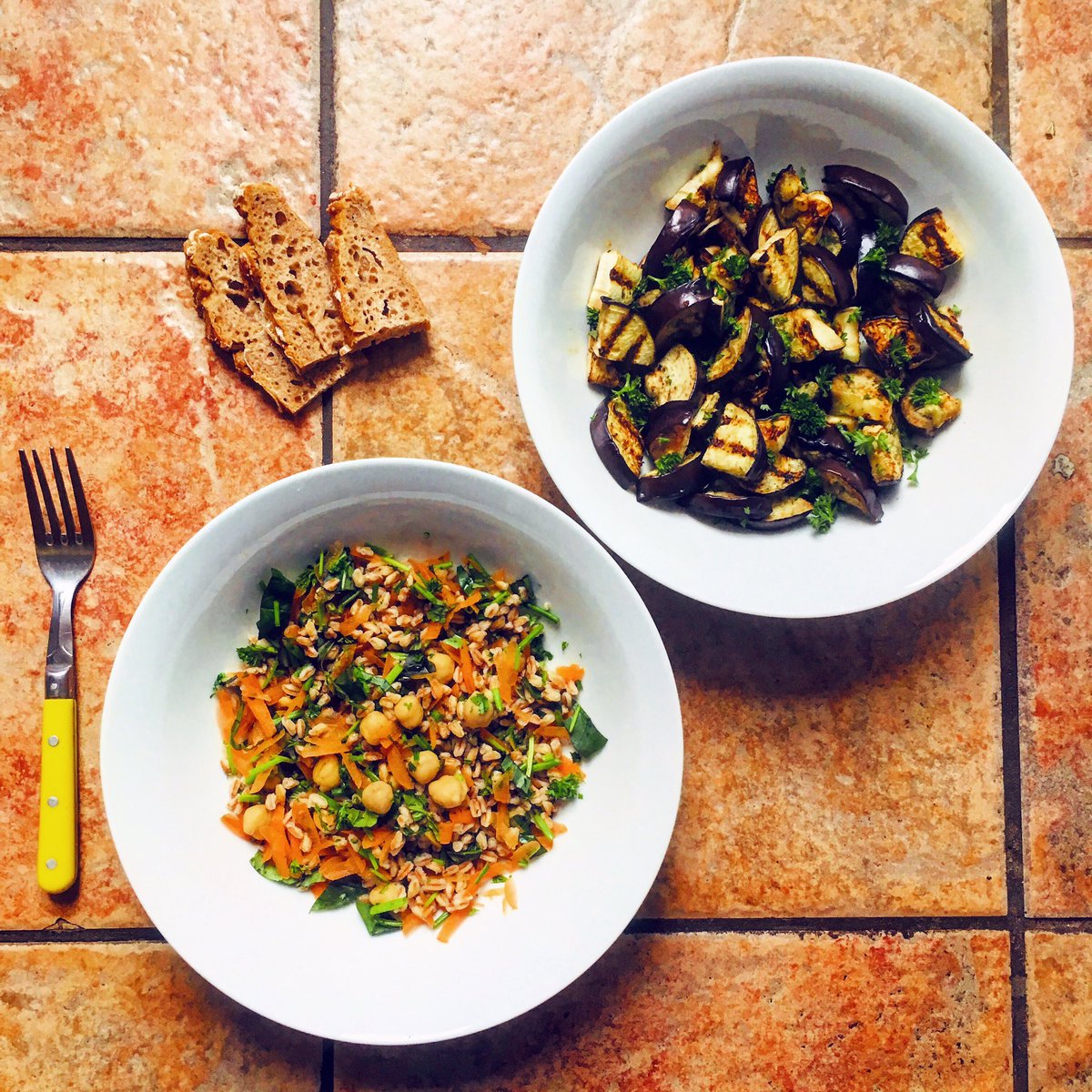 simonadach1's tweet photo. Chickpea, farro (Italian spelt), carrot, spinach and basil grain bowl + chargrilled aubergines, garlic, olive oil and fresh parsley + 100% wholemeal sourdough bread #aubergines #carbsarelife #grainbowl #eattherainbow🌈 #plantbased #plantpowered #melarossa #vegan https://t.co/dqvHMqyWlt