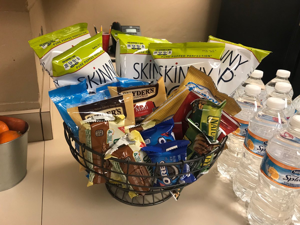 jheinrit's tweet image. Giving a little love to the lounge! #loungeupgrade #happyteachers