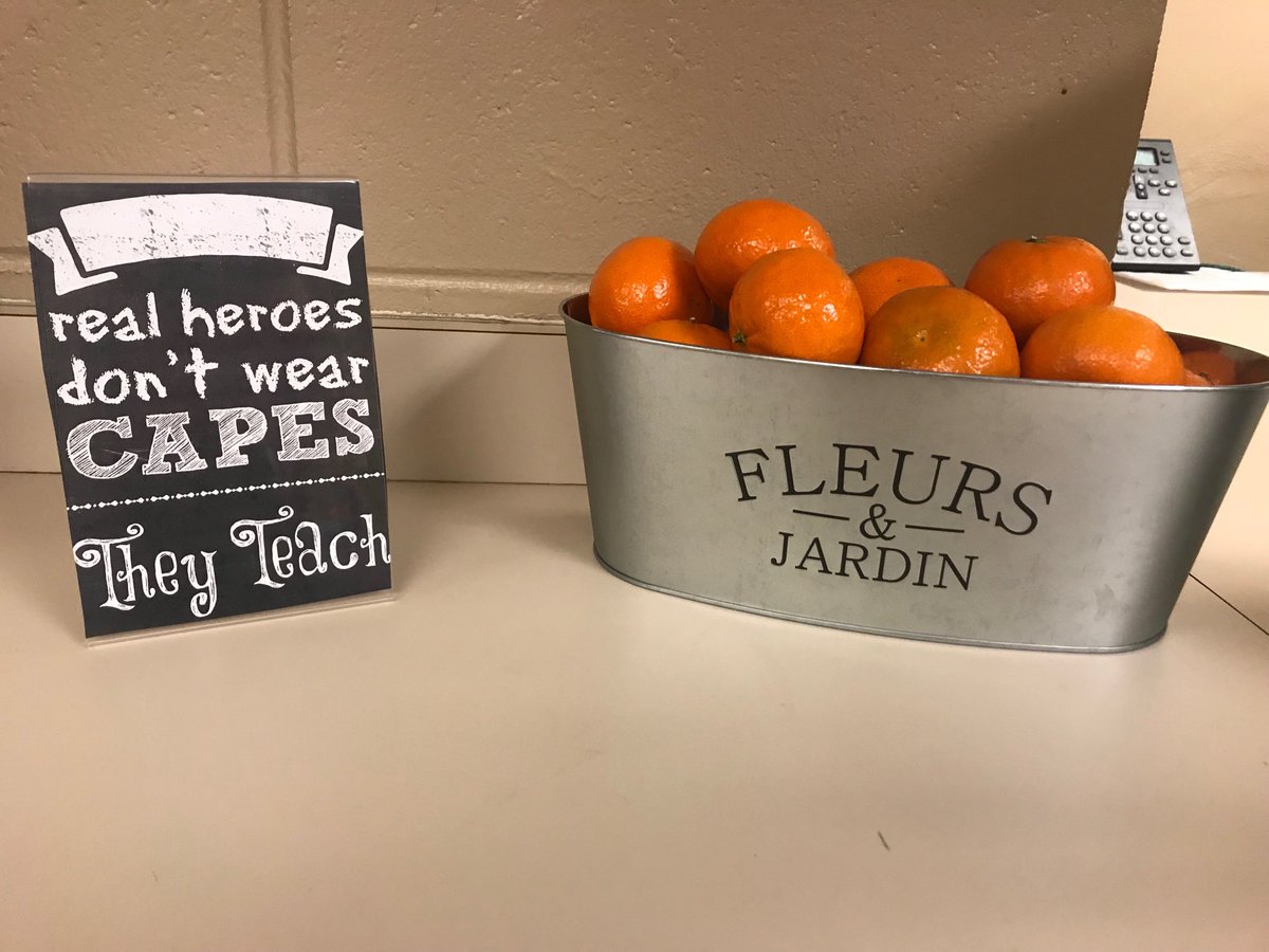 jheinrit's tweet image. Giving a little love to the lounge! #loungeupgrade #happyteachers